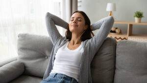 Frau auf einem Sofa